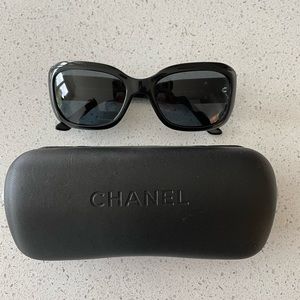 100% authentic Chanel black plastic sunglasses - like new